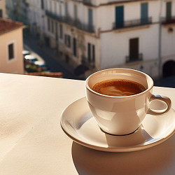 Кава як ритуал: чому саме вона створює момент зупинки і насолоди