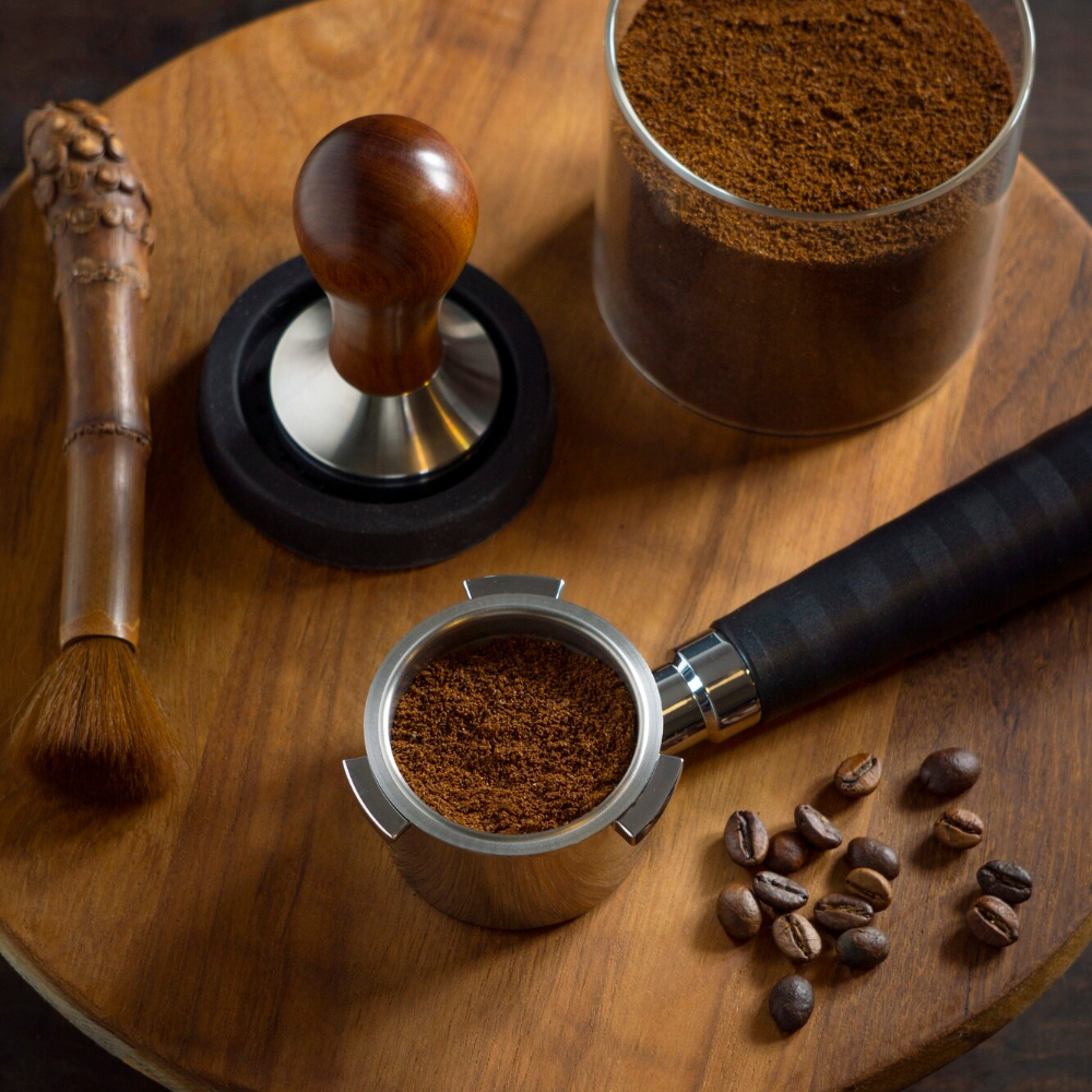 Чому важливо молоти каву перед приготуванням, а не купувати вже мелену